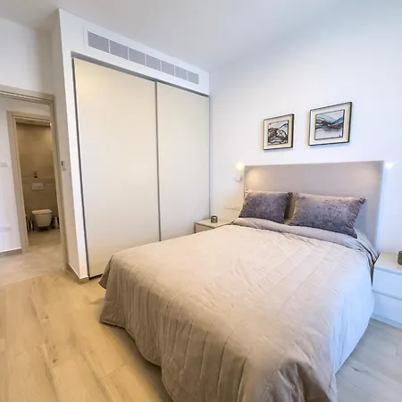 Malberry Park 301 - Modern 2 Bedroom With Pool, Gym, Jaccuzi * Πάφος