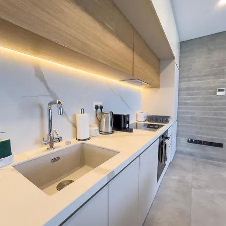 Malberry Park 301 - Modern 2 Bedroom With Pool, Gym, Jaccuzi Διαμέρισμα Πάφος